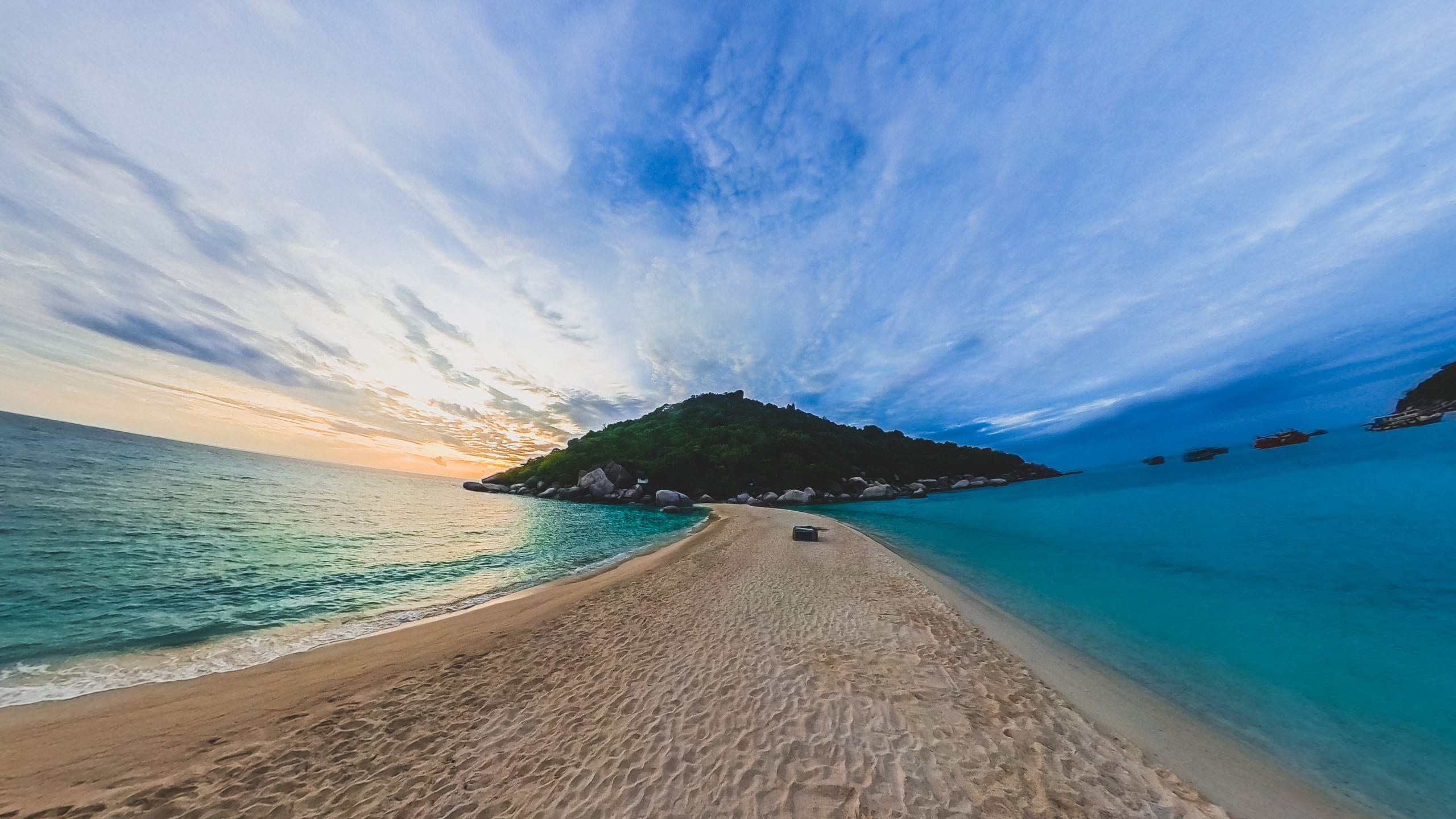 Koh Nang Yuan and its sandbar, twenty minutes by boat from Koh Tao