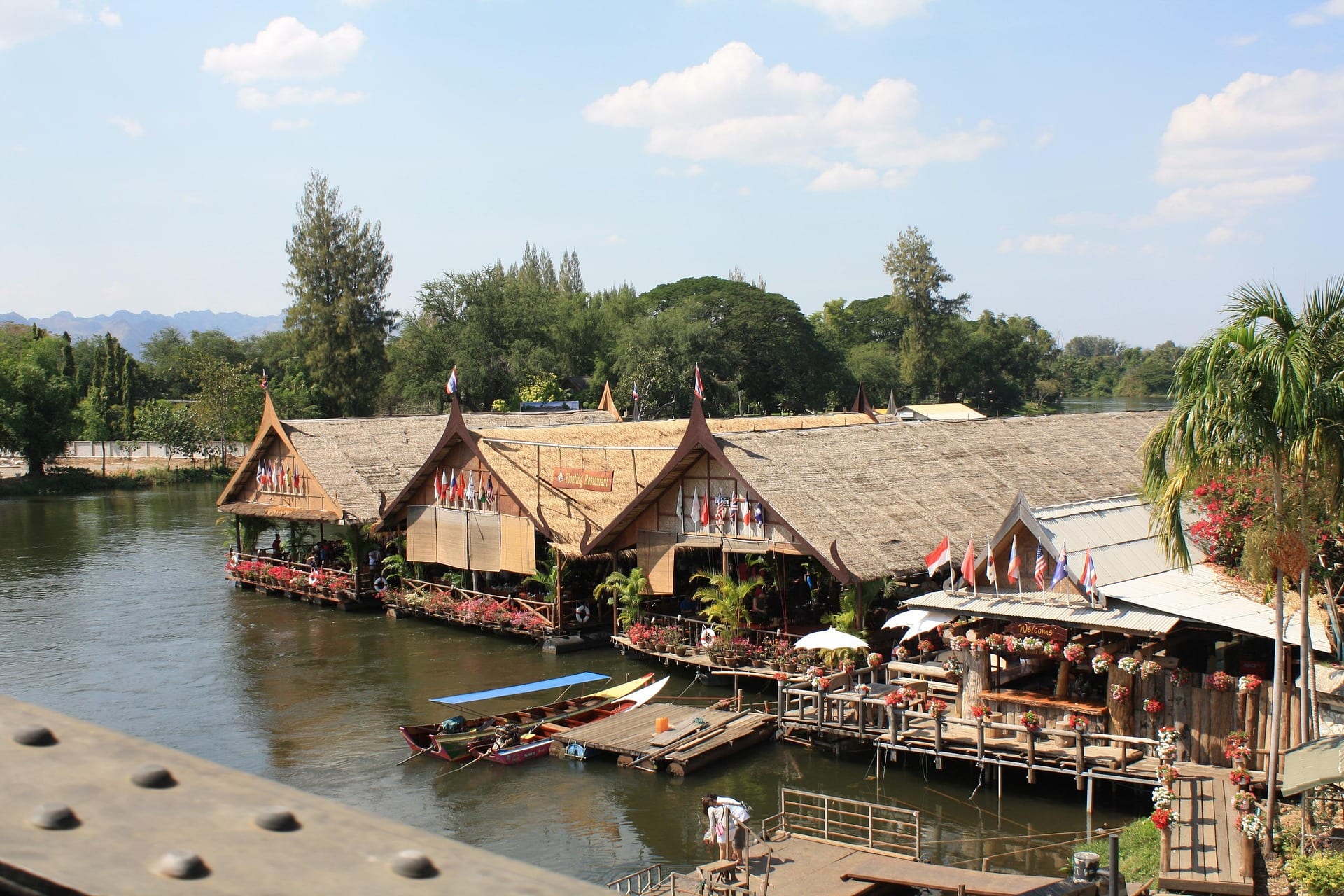 A Thai kitchen over the water, cooking to order
